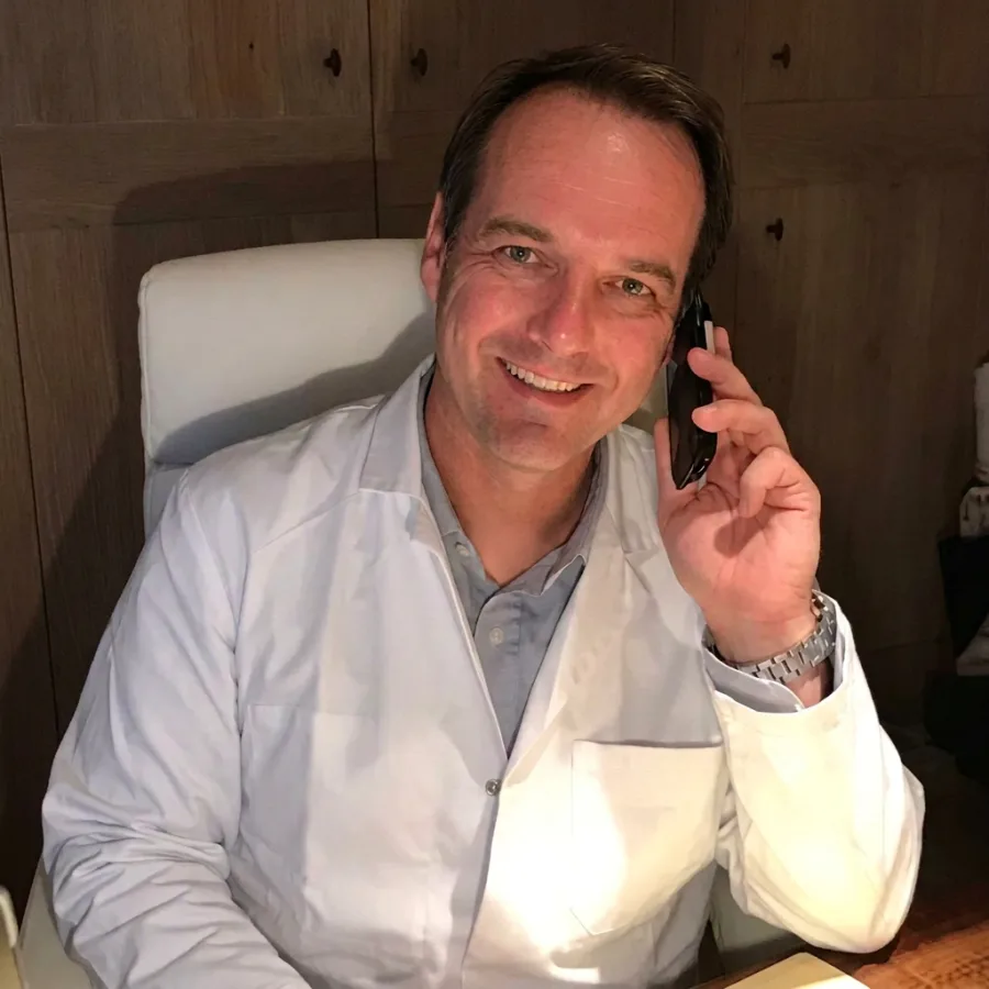 Dokter Michel Van Loo, onafhankelijk bijstandsarts en raadsgeneesheer, in zijn praktijk